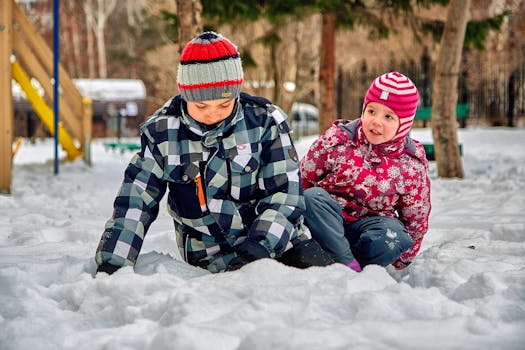 Zimowisko dla dzieci Dwoje dzieci bawi się w śniegu