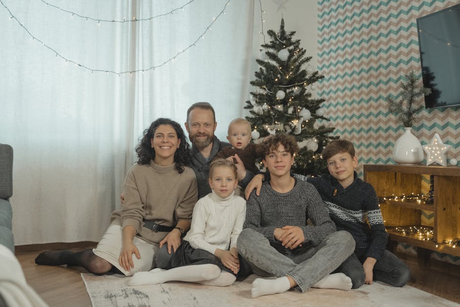 rodzina z czwórką dzieci przy choince